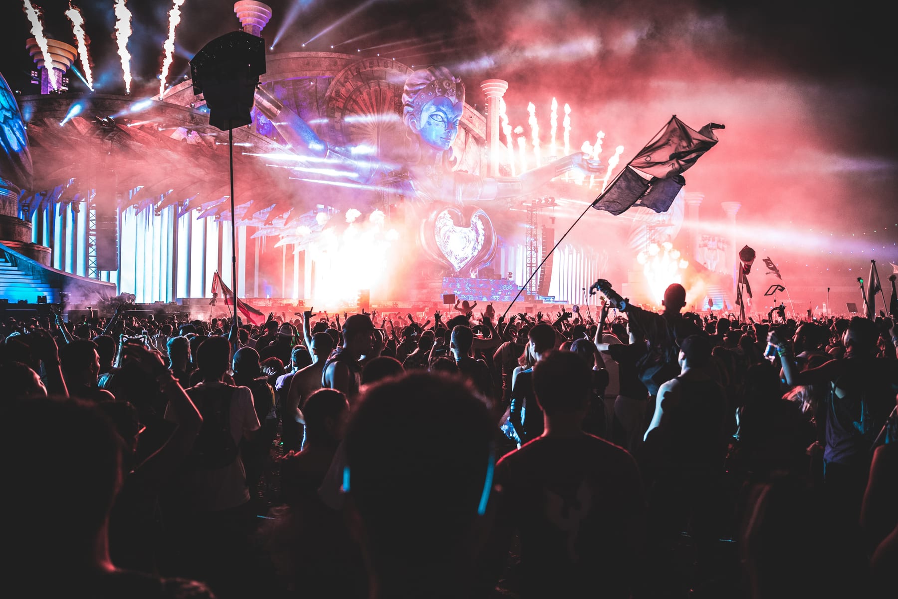 Publikum na festivale sleduje koncert na pódiu